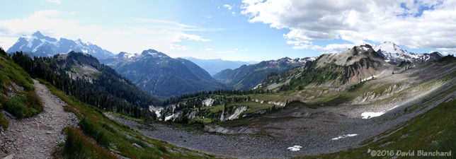 Panoramic view on the start of the trail with <a href='https://en.wikipedia.org/wiki/Mount_Shuksan' target='_blank'>Mt. Shuksan (left)</a> and <a href='https://en.wikipedia.org/wiki/Mount_Baker ' target='_blank'>Mt. Baker (right)</a>.